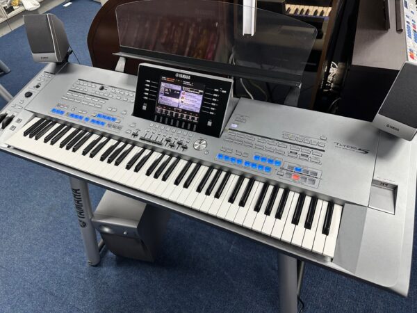 Yamaha Tyros 5 (76) inc speakers