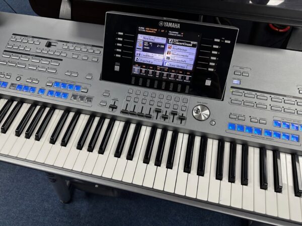 Yamaha Tyros 5 (76) inc speakers - Image 3