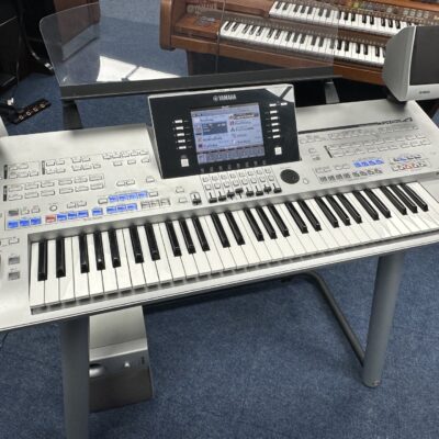 Yamaha Tyros 4 inc speakers
